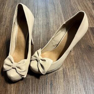 Elle pumps. Vintage 2000’s nude bow club heels.